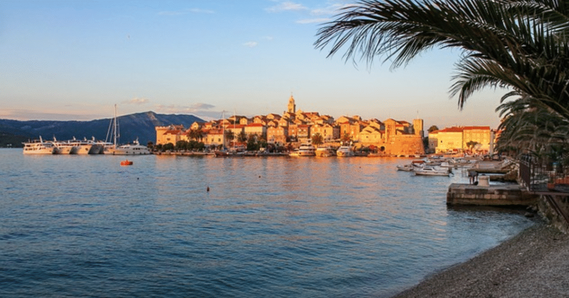 Pogled na luku i staru jezgru Korčule s kuće Marka Pola