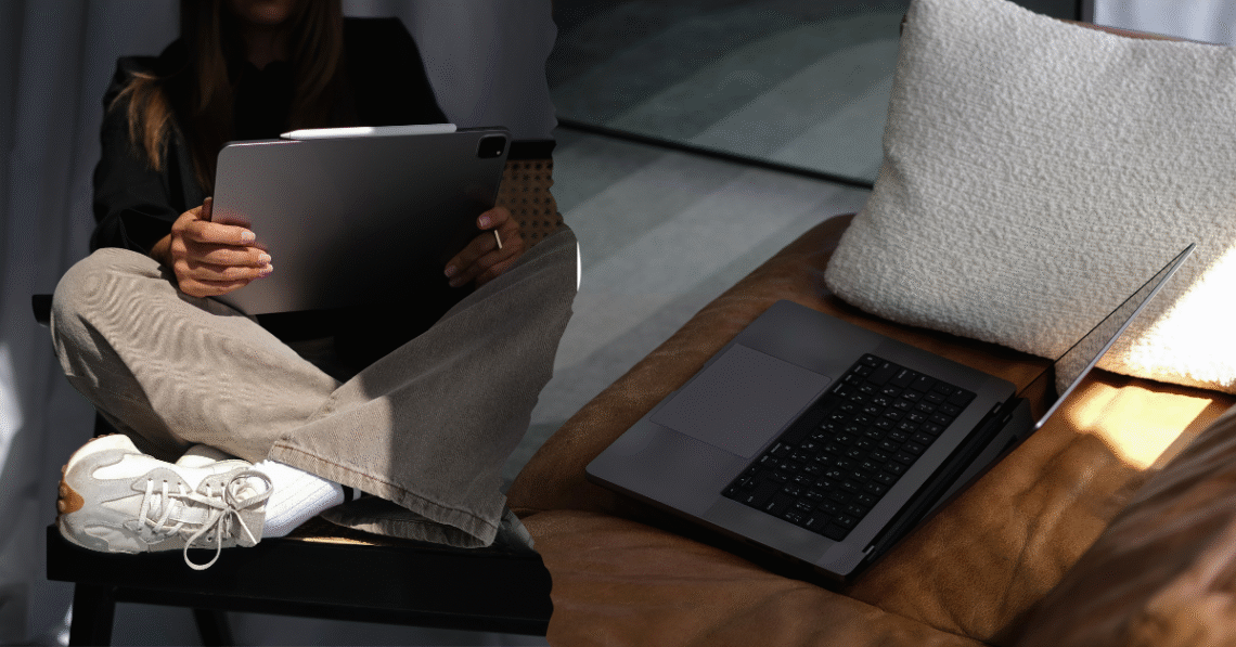 Digitalni nomad radi s prijenosnog računala u kafiću