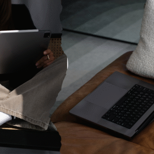 Digitalni nomad radi s prijenosnog računala u kafiću