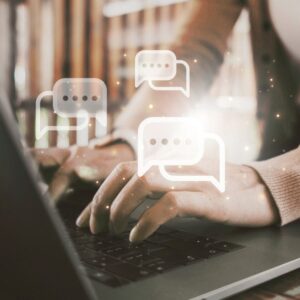 Žena piše SEO naslov za blog objavu na laptopu