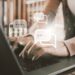 Žena piše SEO naslov za blog objavu na laptopu