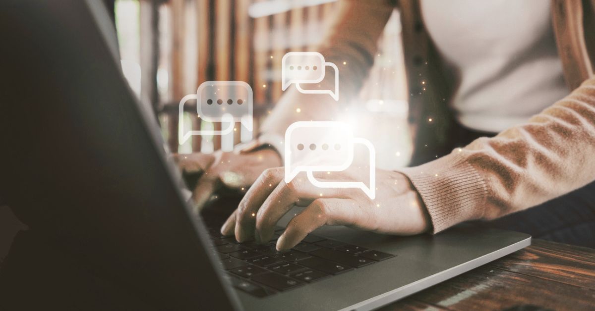 Žena piše SEO naslov za blog objavu na laptopu